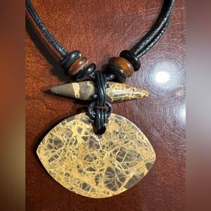 Vintage Statement Necklace - polished stone/leather